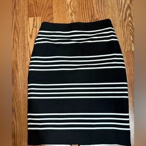 5 for $25🎈 White House black market skirt